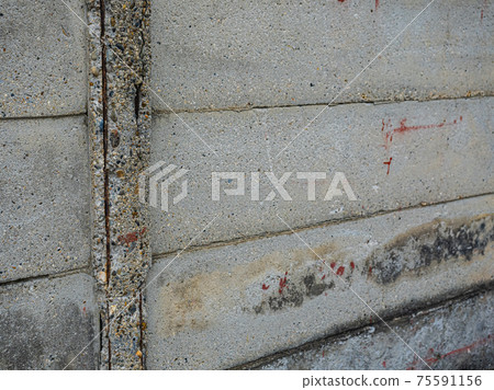 [Concrete wall] Deteriorated parts of buildings in the city 75591156