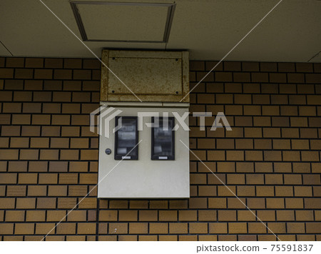 [Electricity meter] Deteriorated parts of buildings in the city 75591837