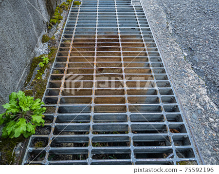 [Grating] Deteriorated parts of buildings in the city 75592196