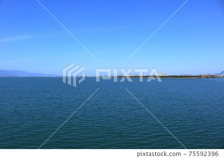 從近江大橋看琵琶湖的景色 從近江大橋看琵琶湖的景色 75592396