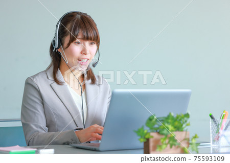 Online meeting with clear mask_Woman who speaks cheerfully 75593109