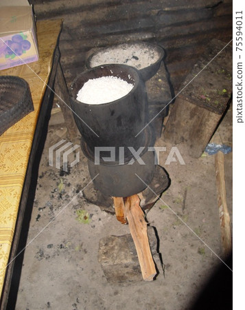 Preparing to cook rice in a kamado (Phonsavan / Laos) Preparing to cook rice in a kamado (Phonsavan / Laos) 75594011