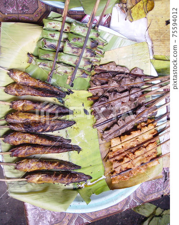 河魚串和肉串(豐沙灣/老撾) 河魚串和肉串(豐沙灣/老撾) 75594012