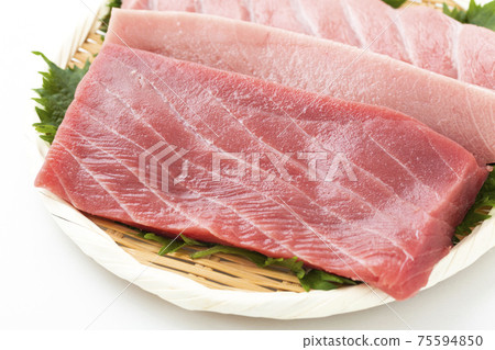Sashimi fence of bluefin tuna 75594850