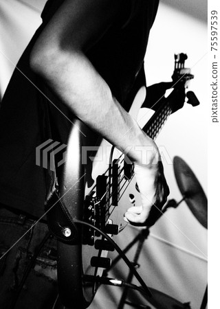 Up the hand of the person who plays the guitar 75597539