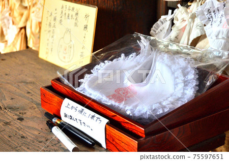 Yakushido中的Hokaiji Temple（日野Yakushi）圍兜：京都伏見區日野 75597651