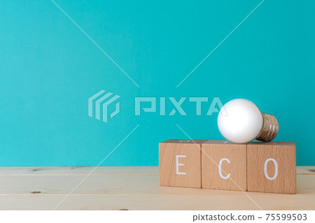 Eco |積木，燈泡和復制空間，上面寫有“ ECO” 75599503