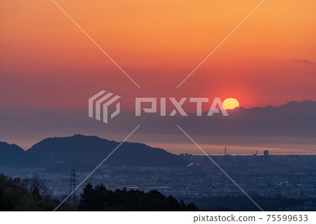(Shizuoka Prefecture) The sun falling in the mountains of Shizuoka City, beyond Suruga Bay (Shizuoka Prefecture) The sun falling in the mountains of Shizuoka City, beyond Suruga Bay 75599633