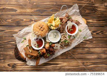A large plate of beer snacks 75599654