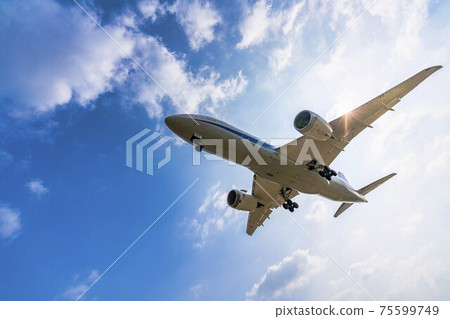 Airport scenery Toyonaka City, Osaka Prefecture, landing airplane Airport scenery Toyonaka City, Osaka Prefecture, landing airplane 75599749