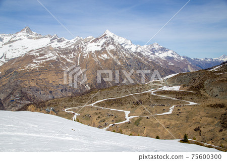 Artificial skiing track in Matterhorn Glacier Paradise 75600300