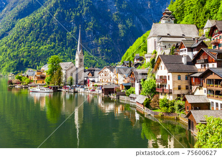 Hallstatt old town, Austria 75600627