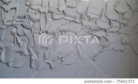 A layer of wet mortar of finishing putty, leveling the wall, with gypsum plaster, building the background. Plastered walls made of concrete blocks. 75602372