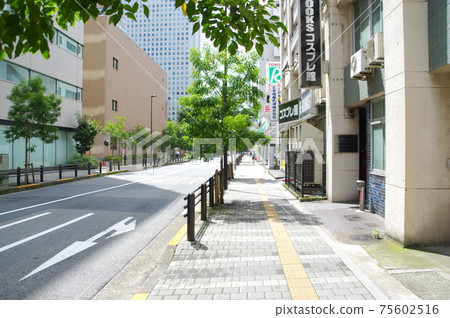 池袋的人行道和道路 池袋的人行道和道路 75602516