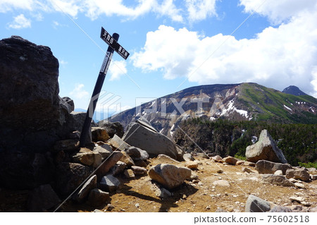 Branch information board at the summit of Mt. Neishi in Yatsugatake on a clear day 75602518