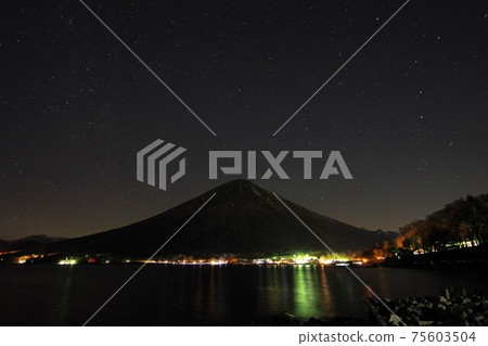 Lake Chuzenji and the northern starry sky / Nikko City, Tochigi Prefecture Lake Chuzenji and the northern starry sky / Nikko City, Tochigi Prefecture 75603504