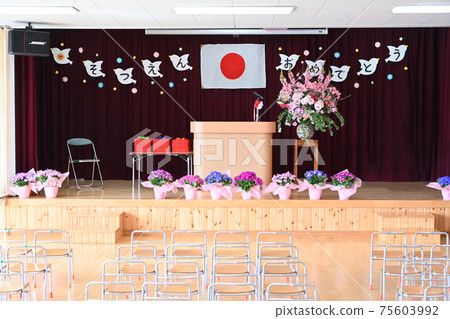 Graduation ceremony 75603992
