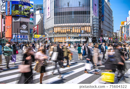 日本澀谷的東京城市景觀在緊急狀態的重新延伸下。它在和平時期不再擁擠。即將發生的突變株感染爆炸= 3月17日 75604322