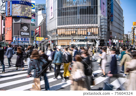 日本澀谷的東京城市景觀在緊急狀態的重新延伸下。它在和平時期不再擁擠。即將發生的突變株感染爆炸= 3月17日 日本澀谷的東京城市景觀在緊急狀態的重新延伸下。它在和平時期不再擁擠。即將發生的突變株感染爆炸= 3月17日 75604324
