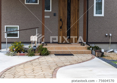 Residential entrance approach Residential entrance approach 75604570