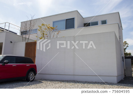 白色設計的房子和紅色的車 白色設計的房子和紅色的車 75604595