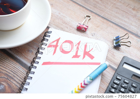 Notepad with word 401k on white background, close up , 75604827