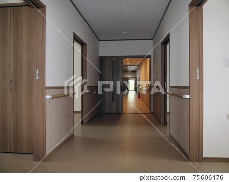 護理設施走廊通道住宅照片建築照片 75606476