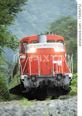 Banetsu Monogatari DE10 type diesel locomotive towing a passenger car 75606752