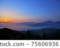 從串起山眺望，被霧海環繞的黎明時分的甲府盆地和富士山的遠景 75606936
