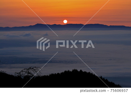 From Mt. Kushigata, towards Kofu, surrounded by a sea of clouds at sunrise 75606937
