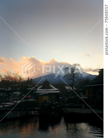 Mt. Fuji hidden in the clouds of the setting sun 75608557