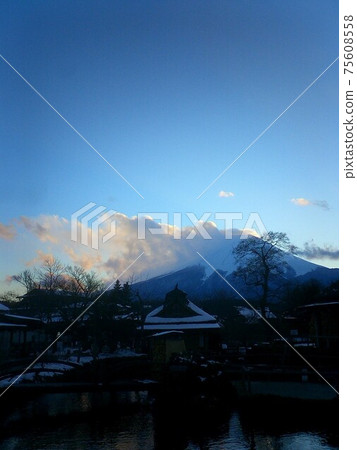 富士山隱藏在雲端 75608558