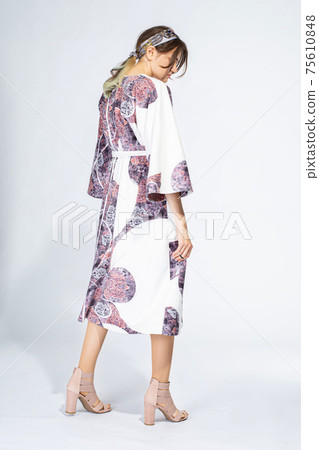 Young white woman isolated on light grey 75610848