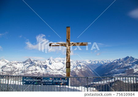 Crucifix on top of mountain Klein Matterhorn in Switzerland 75610984