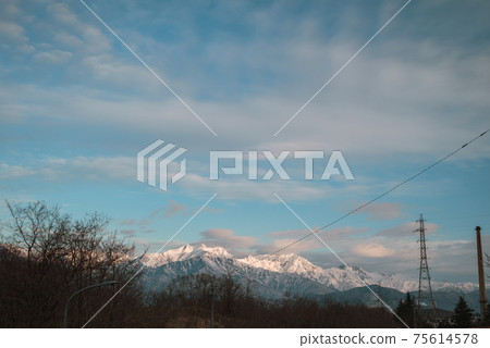 北阿爾卑斯山沐浴著早晨的陽光[取自大町市] 75614578
