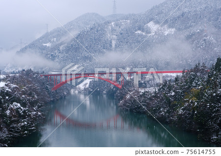 富山的金祖峽和白雪皚皚的風景 富山的金祖峽和白雪皚皚的風景 75614755