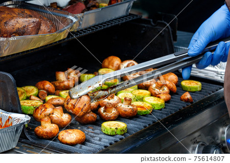 Delicious champignons and green zucchini are grilled. Delicious champignons and green zucchini are grilled. 75614807