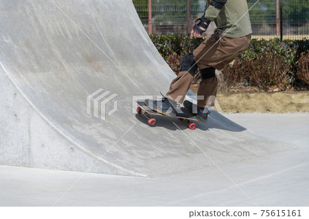 [Skateboarding slope practice at Aikawa Town Skate Park] 75615161