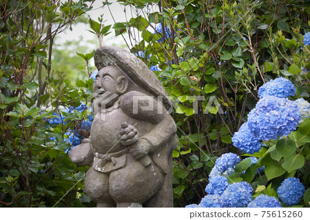 淡藍色繡球花和石像 淡藍色繡球花和石像 75615260