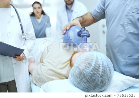 Doctors at emergency 75615523