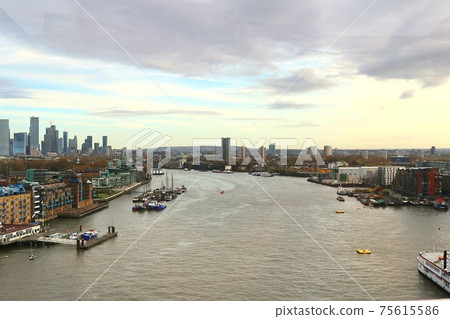 從英國倫敦塔橋看泰晤士河 從英國倫敦塔橋看泰晤士河 75615586