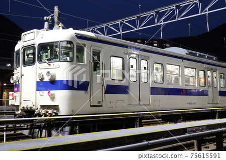 Kagoshima Main Line 415 Series Train (Mojiko Station) Kagoshima Main Line 415 Series Train (Mojiko Station) 75615591