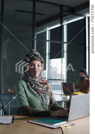 Muslim businesswoman working on computer Muslim businesswoman working on computer 75615706