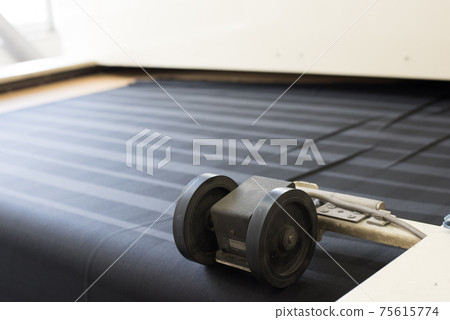 縫紉工廠的布料拉伸設備 縫紉工廠的布料拉伸設備 75615774