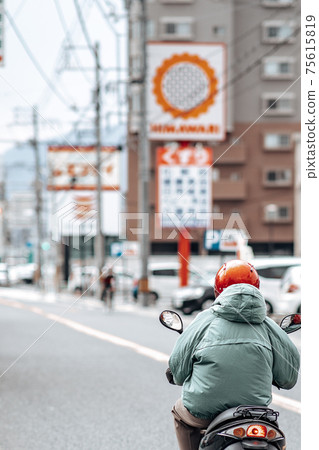 Passerby back view 75615819