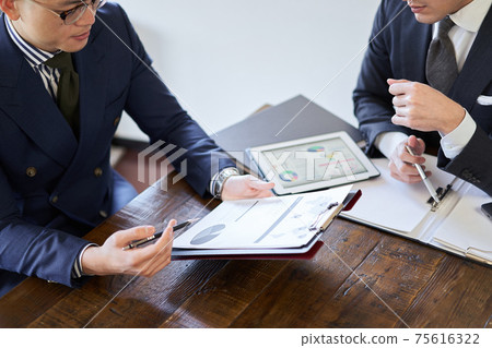 亞洲和拉丁裔商人開會 75616322