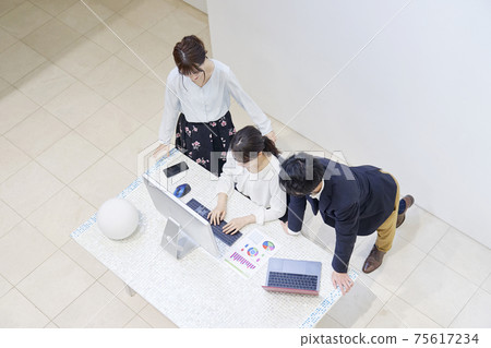 Men and women working in the office Men and women working in the office 75617234