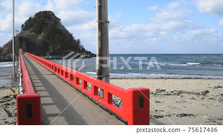 鶴岡市由良町的白山島和白山大橋 75617486