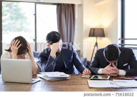 Asian and Latin business people who do not work well Asian and Latin business people who do not work well 75618022