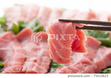 藍鰭金槍魚，瘦肉的三種生魚片 75618625